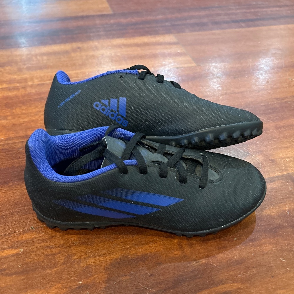 Adidas boys size 2.5 soccer turf shoes